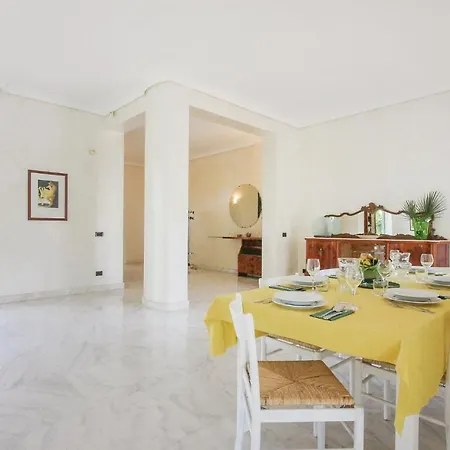 House Nyaraló Comiso