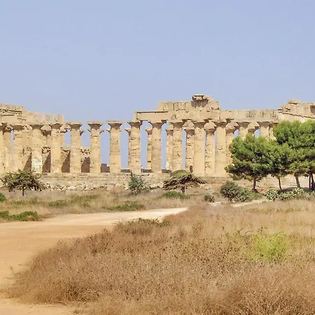 House Nyaraló Comiso